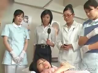 Asiatique brunette dame coups poilu manhood à la hôpital