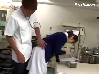 Pielęgniarka coraz jej cipka rubbed przez specialist i 2 pielęgniarki w the surgery