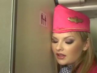 Ładny blondynka stewardessa ssanie męskość onboard