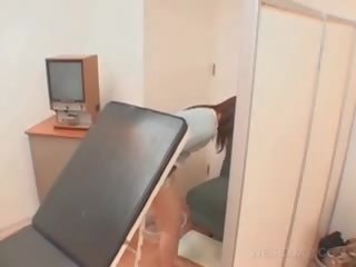 Ázijské pacient kurvička opened s lekárske zrkadlo na the expert