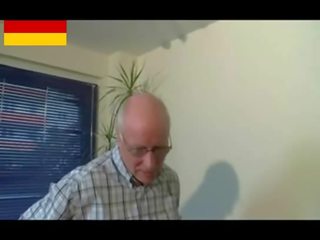 Tyska morfar leads ung tonåring lystnadsfull