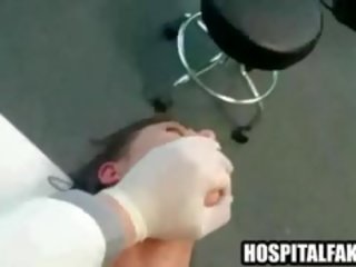 रोगी हो जाता है गड़बड़ और cummed पर द्वारा उसकी प्रोफ़ेसर
