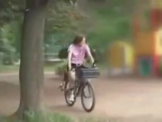 Japonská mladý žena masturbated zatímco na koni a specially modified xxx film bike!