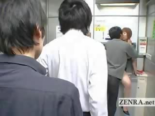 Bizar japans post kantoor offers rondborstig oraal vies klem geldautomaat