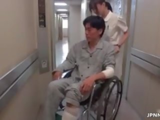 Coqueta asiática enfermera va loca