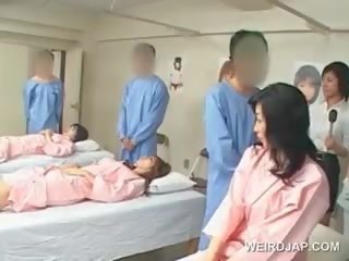 Azijietiškas brunetė dukra pučia plaukuotas varpa į as ligoninė