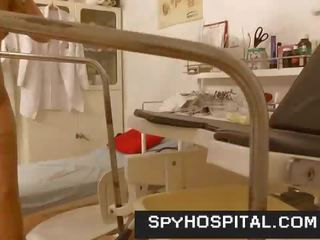 Сензационен крака високо токчета тийн went към гинеколог скрит камера шоу