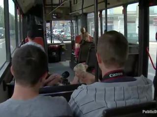 Uma masome záliby mající brutálně vyrobený láska v a veřejné autobus