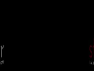 Full-chested খুকি initiates তার ফুটা socket বিস্ফোরিত করা মধ্যে একটি ফোয়ারা এর lubrication রস