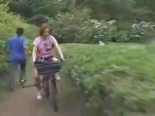 Japonská školačka masturbated zatímco na koni a specially modified x jmenovitý video bike!