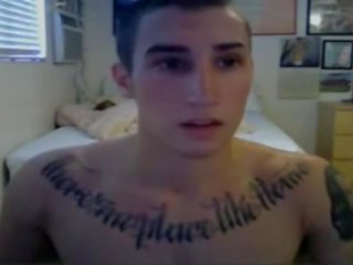 Mignonne tatoué hunk- partie 2 sur gayboyscam.com